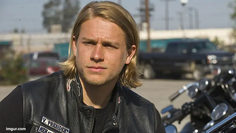 charlie-hunnam-130822b.jpg