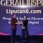 Pimpinan Redaksi Liputan6.com Elin Yunita (kanan) memberikan plakat kepada Direktur Utama BPD Bali,  I Nyoman Sudharma (kiri) saat acara Anugerah Inspiratif Liputan6.com di hotel Shangri La, Jakarta, Rabu (31/7/2024).  I Nyoman Sudharma menerima penghargaan Penggerak Inovasi Ekonomi dan Edukasi Digital. (Liputan6.com/Herman Zakharia)