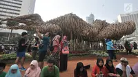 Instalasi bambu "Getih Getah" di Bundaran HI menjadi daya tarik pengunjung car free day, Jakarta, Minggu (19/8). Instalasi seni karya Joko Avianto itu dikelilingi warga yang hendak berfoto atau sekedar melihat-lihat. (Merdeka.com/ Iqbal S. Nugroho)