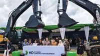 Global CEO HD Hyundai Construction Equipment, Choi Cheol Gon bersama Pj Gubernur Kaltim Akmal Malik berfoto di depan unit usai acara peletan batu pertama area Hyundai Facility, di Jalan Soekarno Hatta Km 13, Balikpapan Utara. (Apriyanto/Liputan6.com)