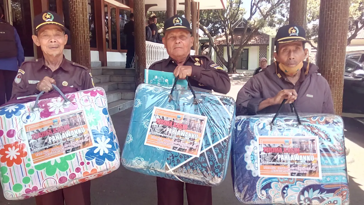 Tiga veteran pejuang asal Garut, Jawa Barat nampak bungah, setelah menerima bingkisan satu selimut hangat plus uang kadeudeuh dari Pemda Garut