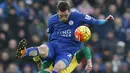 6. Pemain Leicester, Christian Fuchs, duel udara dengan pemain Norwich pada laga Liga Premier Inggris di Stadion King Power, Sabtu (27/2/2016). Leicester berhasil menaklukan Norwich 1-0. (Reuters/Andrew Yates)