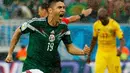Penyerang Meksiko, Oribe Peralta, merayakan golnya ke gawang Kamerun di laga Piala Dunia 2014 grup A di Estadio das Dunas, Natal (13/6/2014). (REUTERS/Jorge Silva)
