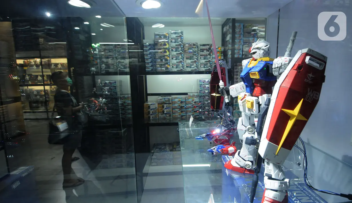 Pengunjung memperhatikan mainan khusus kolektor pada  toko mainan terbesar di Indonesia Multi Toys di QBIG, Seprong, Tangerang Selatan, Banten, kKamis (25/11/2021). (merdeka.com/Arie Basuki)