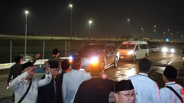 Para jemaahnya telah menunggu kedatangan Gus Iqdam (SS: YT  Creators Entertainment)