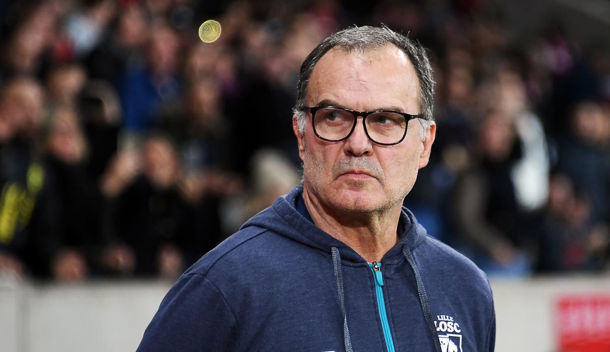 6. Marcelo Bielsa- Pria yang berjulukan El Loco atau “Si Gila” ini memang terkenal gemar melakukan revolusi strategi di klub yang diasuhnya. Taktiknya yang revolusioner mampu memengaruhi para manajer muda seperti Pep Guardiola. (AFP/Denis Charlet)