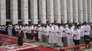 Suasana khusyuk di Halaman Masjid Istiqlal saat melaksanakan Salat Istisqo, Jakarta, Minggu (1/11/2015). Indonesia kini sedang mengalami kemarau berkepanjangan. (Liputan6.com/Angga Yuniar) 