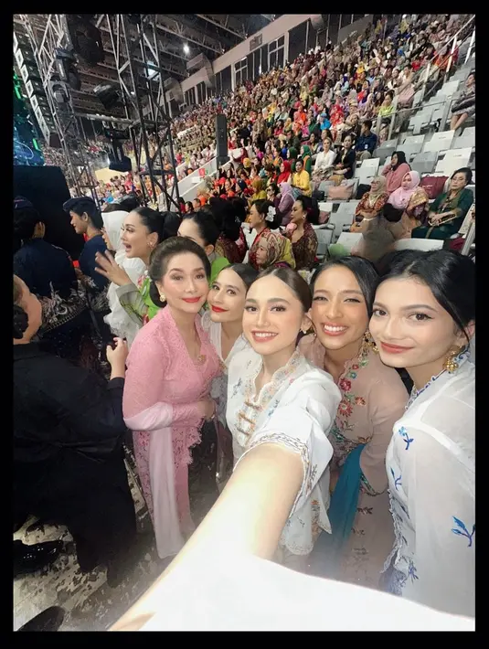 Dalam momen perayaan Hari Kebaya Nasional di Istora Senayan, Syifa juga mengabadikan potretnya bersama beberapa selebriti yang hadir. Di antaranya, Prilly Latuconsina hingga aktris senior Widyawati, yang juga tampil anggun mengenakan kebaya berwarna pink. (Liputan6.com/IG/@syifahadju)