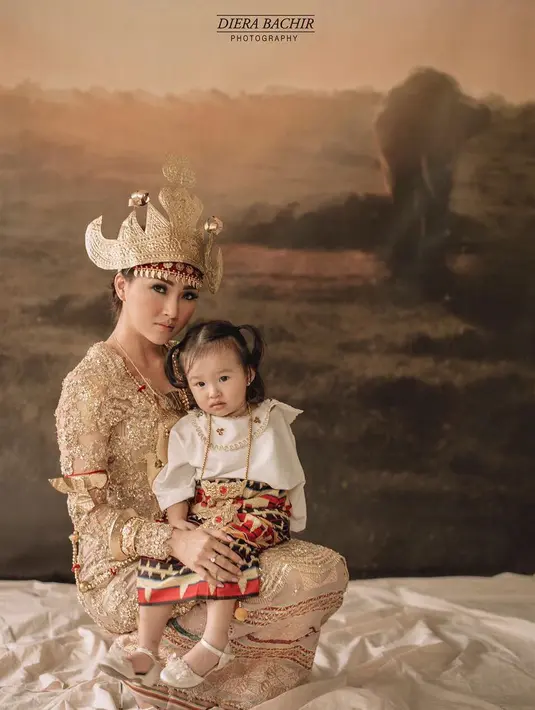 Thalia terlihat menggemaskan saat mengenakan baju adat Lampung. (Foto: instagram.com/sarwendah29)