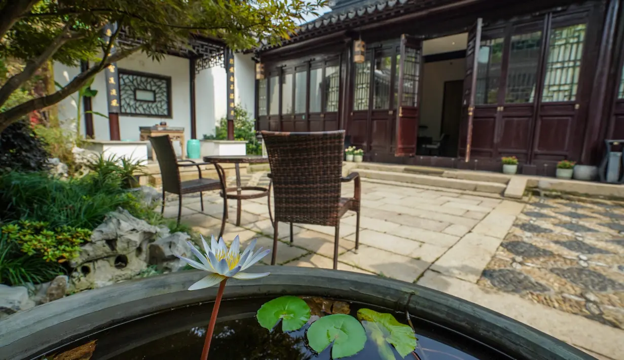 Pemandangan bagian dalam Hotel Gusu Yard di Suzhou, Provinsi Jiangsu, China Timur (29/7/2020). Pemerintah daerah Suzhou telah meningkatkan upaya dalam perlindungan dan pemanfaatan rumah-rumah hunian tradisional, dan mempromosikan pengembangan penginapan yang teratur. (Xinhua/Li Bo)