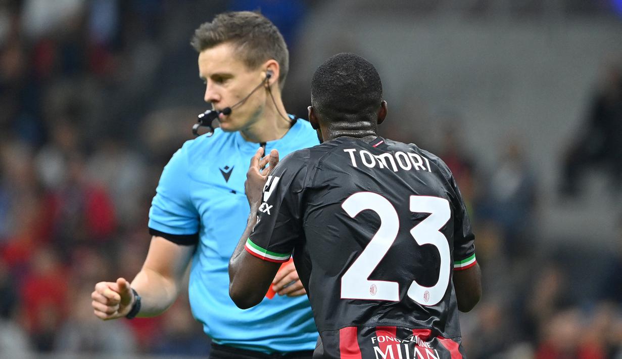 Wasit asal Jerman, Daniel Siebert langsung melayangkan kartu merah untuk Fikayo Tomori dan menghukum AC Milan dengan tendangan penalti. (AFP/Alberto Pizzoli)