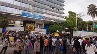 Massa mengatasnamakan Gerakan Masyarakat Anti Korupsi dan Perburuan Rente Indonesia menggelar aksi unjuk rasa di depan Gedung Kejaksaan Agung (Kejagung), Jakarta Selatan, Jumat (13/5/2022). (Nanda Perdana Putra/Liputan6)