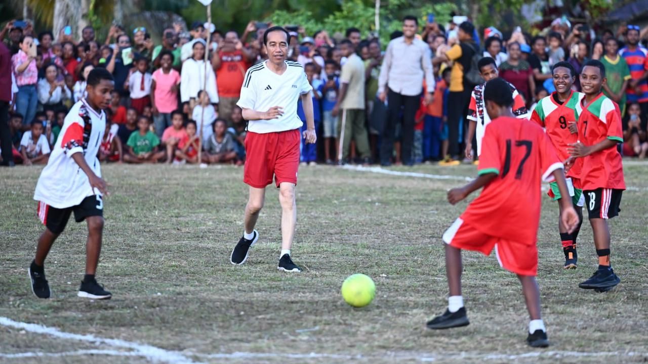 Presiden Joko Widodo atau Jokowi bermain sepak bola dengan pelajar di Lapangan Sorido, Kabupaten Biak Numfor, Provinsi Papua, Rabu (22/11/2023) (Istimewa)