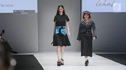 Model dan perancang busana berjalan diatas catwalk menujukkan karyanya di Jakarta Fashion Week 2018 di Senayan City, Jakarta, Sabtu (21/10). Memasuki tahun ke-10, JFW 2018 mengusung tema 'Bhinneka dan Berkarya'. (Liputan6.com/Herman Zakharia)