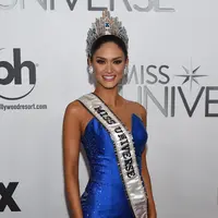 Wanita cantik dengan tubuh indah ini memakai gaun malam berwara biru di malam saat ia dinobatkan menjadi Miss Universe 2015. Mahkota yang menjadi impian setiap wanita ini pun menghiasi kepalanya. (AFP/Bintang.com)