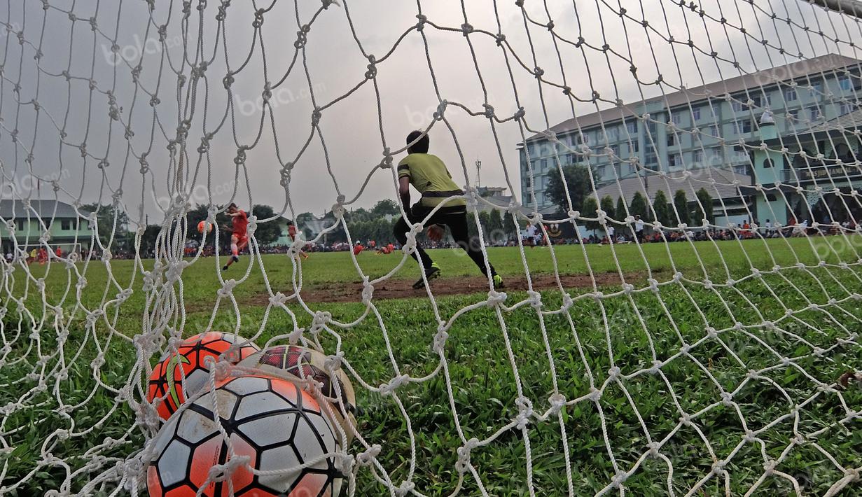 Kiper Persija Jakarta mencoba menghadang sepakan Ismed Sofyan pada sesi latihan di Lapangan Yon Zikon TNI AD, Selasa (6/9/2016). (Bola.com/Nicklas Hanoatubun)