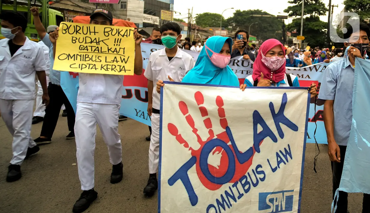 Buruh membawa spanduk saat melakukan aksi di Kota Tangerang, Banten, Selasa (6/10/2020). Dalam aksi tersebut mereka menolak UU Omnibus Law Cipta Kerja yang sudah disahkan oleh DPR RI. (Liputan6.com/Angga Yuniar)