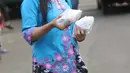 Sejumlah perempuan dengan mengenakan kebaya membagikan takjil untuk berbuka puasa bagi pengendara yang melintas di kawasan Tangerang, Banten, Rabu (21/4/2021). Pembagian takjil dengan mengenakan kebaya tersebut untuk merayakan Hari Kartini. (Liputan6.com/Angga Yuniar)