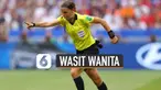 Sosok asal Prancis ini mencatatkan sejarah sebagai wasit wanita pertama pemimpin laga Liga Champions.