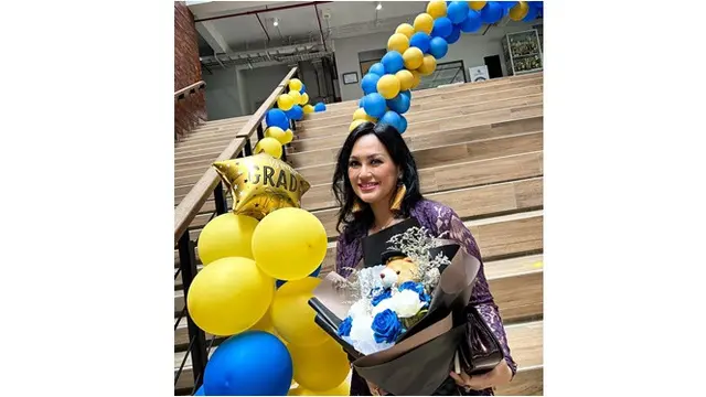 6 Potret Ferry Salim dan Istri Hadiri Wisuda Putra Bungsu, Ungkap Rasa Bangga