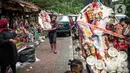 Pedagang membawa parsel yang siap kirim di Pasar Barito, Jakarta, Kamis (23/12/2021). Pedagang mengakui penjualan parsel sebagai hantaran Natal mulai ramai. Parsel yang paling banyak diminati adalah parsel makanan dengan harga mulai dari Rp 100.000 hingga Rp 800.000. (Liputan6.com/Faizal Fanani)