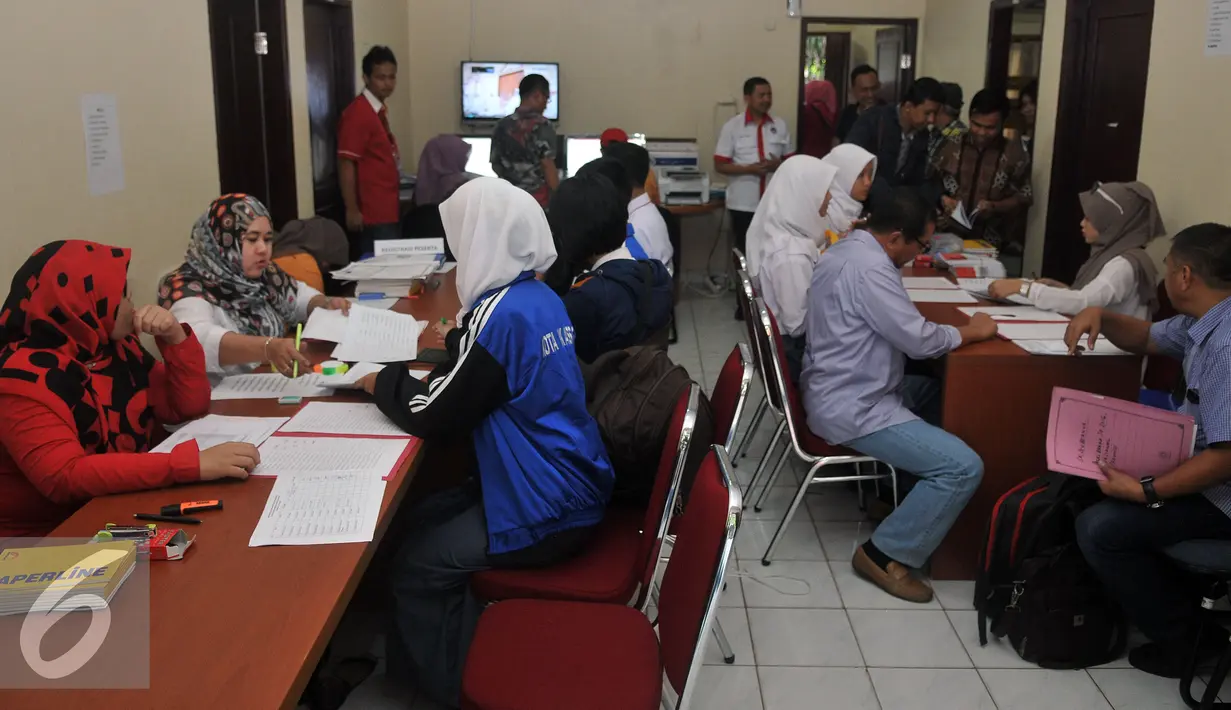 Calon anggota Paskibraka Menregistrasi Ulang di Wisma-C PP-PON Menpora Cibubur, Jakarta, Kamis (21/7). Calon Paskibraka nantinya di seleksi menjadi dua orang untuk bertugas di Istana Negara dan 2 orang lagi untuk di daerahnya. (Liputan6.com/Johan Tallo)