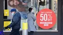 Sejumlah orang berjalan melewati jendela sebuah toko di Melbourne, Negara Bagian Victoria, Australia, 31 Agustus 2020. Kasus baru COVID-19 di Victoria turun setelah sebulan memberlakukan karantina wilayah (lockdown) Tahap 4 di ibu kotanya, Melbourne. (Xinhua/Bai Xue)