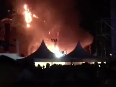 Gambar yang diambil dari video oleh David Belmonte, api menelan panggung outdoor selama festival musik elektronik "Tomorrowland" di Barcelona, Spanyol, (29/7). Ribuan pengunjung terpaksa dievakuasi akibat kejadian tersebut. (David Belmonte via AP)