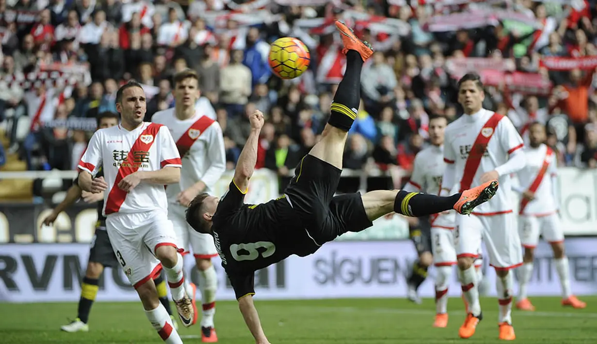 Striker Sevilla, Kevin Gameiro, melakukan tendangan salto saat laga La Liga Spanyol melawan Rayo Vallecano di Stadion Vallecas, Minggu (21/2/2016). Kedua tim bermain imbang 2-2. (AFP/Pedro Armestre)