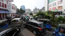 Sejumlah mobil terjebak kemacetan di kawasan Tanah Abang, Jakarta, Minggu (26/5/2019). Banyaknya masyarakat yang berbelanja di pasar tanah abang membuat arus lalu lintas di kawasan tersebut padat. (Liputan6.com/Angga Yuniar)