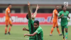 Bek Bhayangkara FC, Otavio Dutra mengangkat tangan merayakan gol ke gawang Borneo FC pada lanjutan Liga 1 Indonesia di Stadion Patriot Candrabhaga, Bekasi, Rabu (20/9). Laga dimenangkan Bhayangkara FC 2-1. (Liputan6.com/Helmi Fithriansyah)