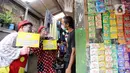 Dua badut menjemput dan mengantar warga untuk mengikuti vaksinasi COVID-19 di Pinang, Tangerang, Banten, Selasa (14/9/2021). Aksi yang dilakukan Taman Baca Badut Syariah itu dilakukan untuk mengajak warga mengikuti vaksinasi COVID-19 guna meningkatkan herd imunity. (Liputan6.com/Angga Yuniar)