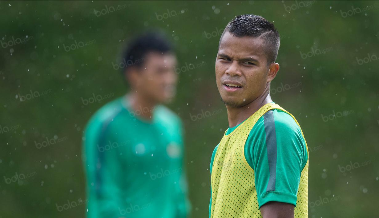 Bek Timnas Indonesia, Manahati Lestusen, latihan di Lapangan SPH Sentul, Jawa Barat, Kamis (1/12/2016).  Pemain berusia 22 tahun itu baru satu kali tampil pada Piala AFF 2016, saat melawan Singapura. (Bola.com/Vitalis Yogi Trisna)