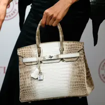 Model memperlihatkan tas Hermes Birkin Himalayan Crocodile di Christies Hong Kong, 4 Mei 2017. Tas Hermes Himalaya ini memecahkan rekor sebagai tas tangan termahal setelah terjual seharga US$380 ribu (sekitar Rp5 miliar) dalam lelang. (ISAAC LAWRENCE/AFP)