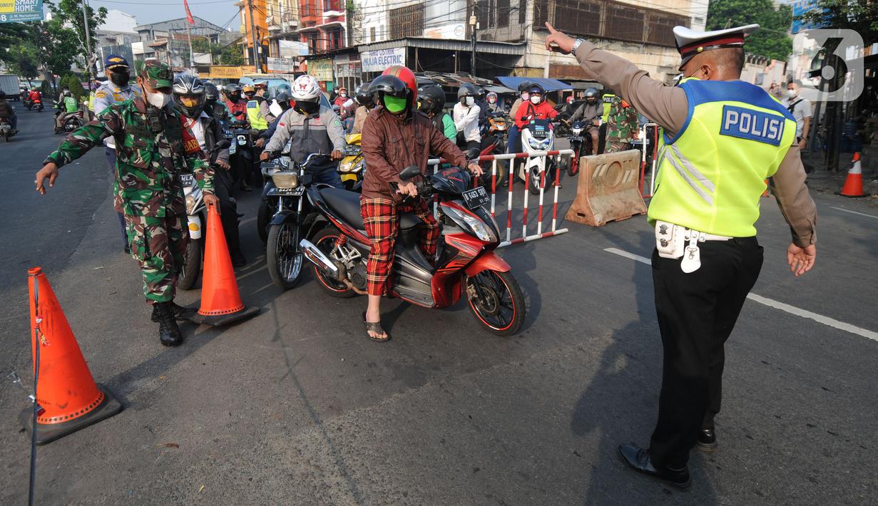 Aparat Gabungan POLRI-TNI memeriksa kelengkapan Surat Tanda Registrasi Pekerja  (STRP) bagi pengendara bermotor pada pos  perpanjangan Pemberlakuan Pembatasan Kegiatan Masyarakat (PPKM) Jalan Raya Ir.H.Djuanda, depan Sandratex, Tangerang Selatan, Kamis (15/07/2021). (merdeka.com/Arie Basuki)