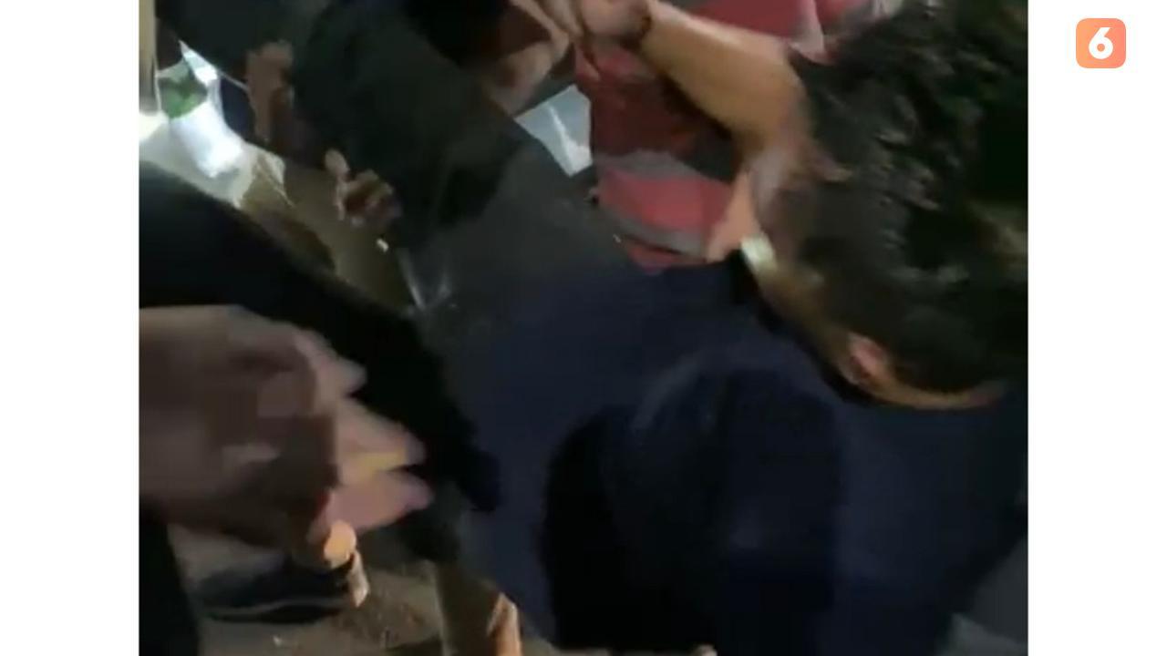 Seorang anggota polisi terkena busur saat amankan demo 11 April di Makassa (Liputan6.com/Fauzan)