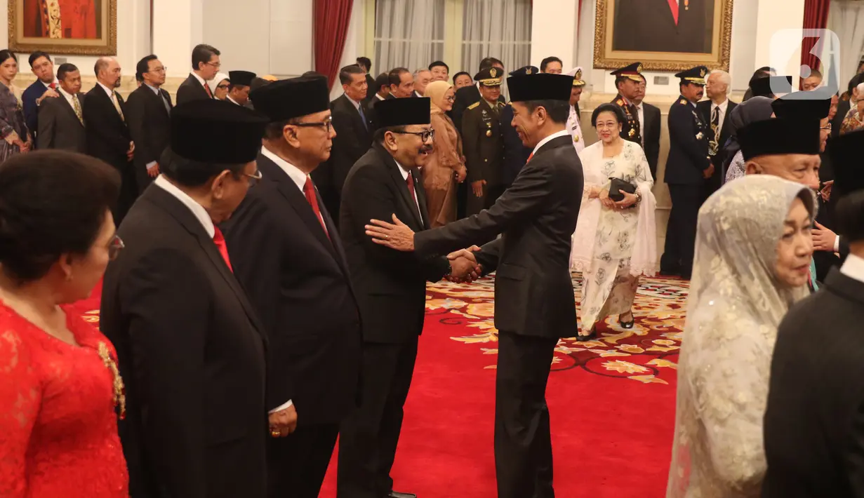 Presiden Joko Widodo atau Jokowi (tengah) bersalaman dengan mantan Gubernur Jawa Timur Soekarwo usai dilantik sebagai Dewan Pertimbangan Presiden (Wantimpres) di Istana Negara, Jakarta, Jumat (13/12/2019). Jokowi melantik Soekarwo sebagai anggota Wantimpres. (Liputan6.com/Angga Yuniar)