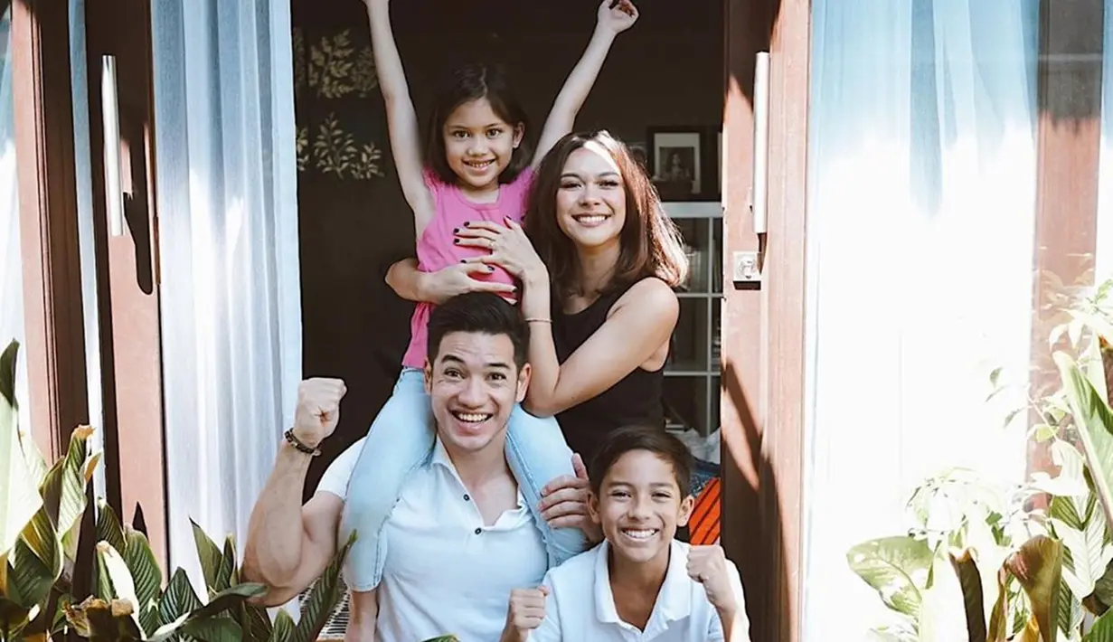 Baik Nana ataupun Andrew cukup sering mengunggah foto bersama di akun Instagram masing-masing. Potret kompak keluarga ini juga kerap jadi sorotan netizen. (Liputan6.com/IG/@nanamirdad_)