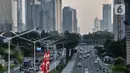 Arus kendaraan melintasi kawasan perkantoran di Jalan Sudirman, Jakarta, Kamis (26/8/2021). Defisit APBN terjadi karena hingga akhir Juli pendapatan negara baru mencapai Rp1.031,5 triliun atau 59,2 persen dari target yakni Rp 1.743,6 triliun. (merdeka.com/Iqbal S Nugroho)