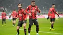 AC Milan unggul cepat saat pertandingan baru berlangsung tujuh menit. Menerima umpan dari Tijani Reijnders, Yacine Adli mengecoh bek AS Roma untuk melepaskan tendangan kaki kiri dari dalam kotak penalti. (AP Photo/Luca Bruno)
