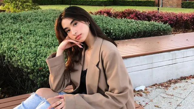 Gaya Nadia Raisya Pose Topang Dagu, Ekspresi Tanpa Senyumnya Curi Perhatian