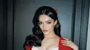 Gaun merah dengan detail aksen pita putih di bagian dada menghadirkan nuansa khas Snow White, menghidupkan kembali karakter klasik dalam estetika mewah dan modern.  [@sarahslutsky].