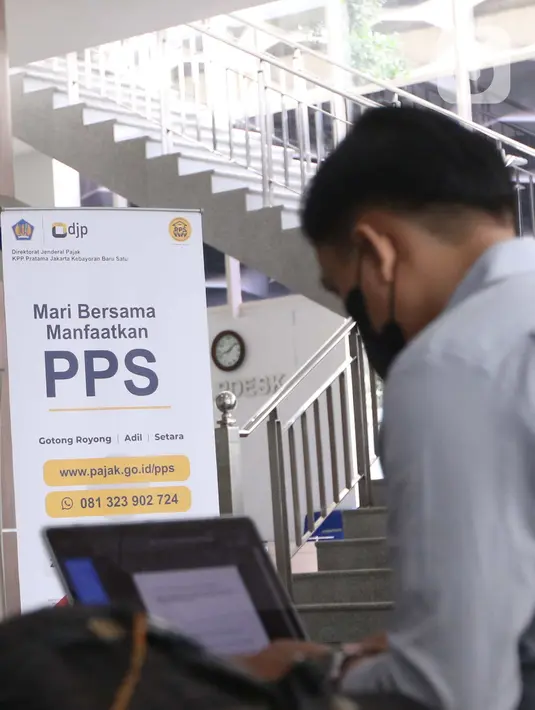 Wajib pajak mencari informasi mengenai Program Pengungkapan Sukarela (PPS) di kantor pelayanan pajak pratama di Jakarta, Senin (7/3/2022). Ditjen Pajak Kementerian Keuangan mencatat bahwa hingga Senin (7/3/2022), terdapat 19.703 wajib pajak yang mendaftar program PPS. (Liputan6.com/Angga Yuniar)