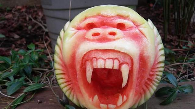 6 Kreasi Seni Ukir Semangka Bentuk Hewan Buas Ini Unik Banget