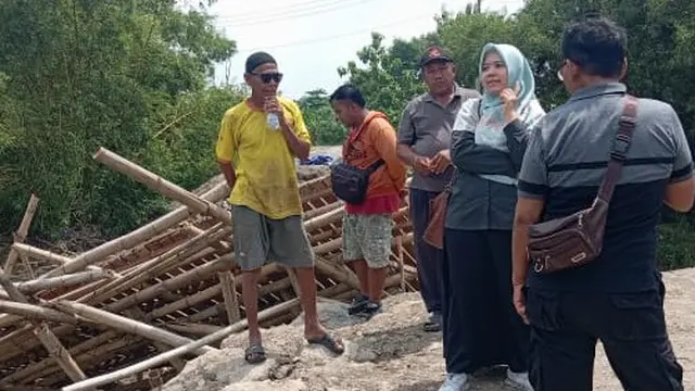 Jembatan swadaya warga Semarang rusak diterjang banjir. (Liputan6.com/Edhie Prayitno Ige)