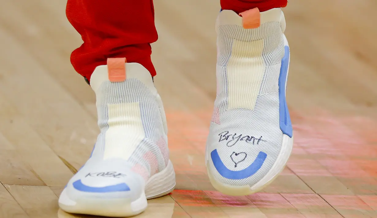Pemain Atlanta Hawks, Trae Young menulis pesan di sepatunya untuk mendiang Kobe Bryant selama pertandingan NBA Atlanta Hawks melawan Washington Wizards di Atlanta (26/1/2020). Bryant dan Putrinya Gianna meninggal dalam kecelakaan helikopter di Calabasas. (AP Photo/Todd Kirkland)