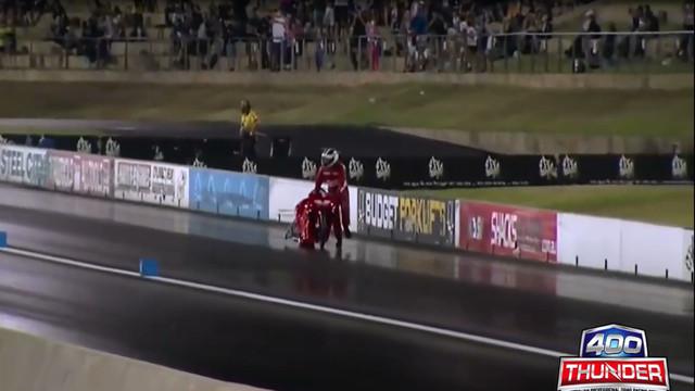 Pemandangan lucu terjadi dalam balap drag race Thunder 400 di Perth, Australia, pada 23 Februari 2016 lalu.