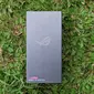 Tampak boks penjualan Asus ROG Phone 5. (Liputan6.com/ Yuslianson)