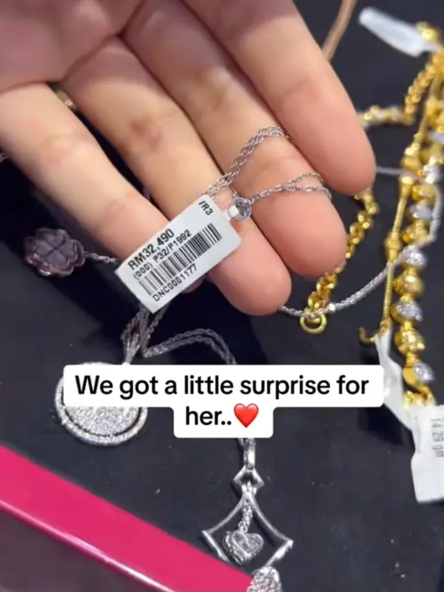 Murid Hadiahi Gurunya Kalung
