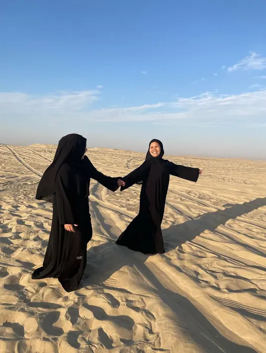 Lala sudah lama jadi asisten Raffi Ahmad sebagai pengasuh Rafathar. Tak heran jika ia sudah dianggap keluarga sendiri oleh si Sultan Andara. Sama halnya dengan Sus Rini yang kini makin rajin mengunggah kebersamaan dengan Rayyaza. (Liputan6.com/IG/@shela_lala96).